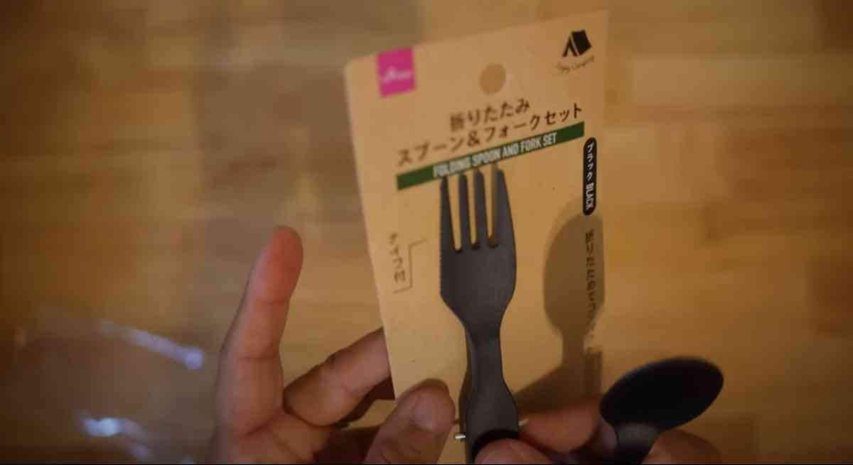 ダイソーの「折りたたみスプーン＆フォークセット」のフォークはナイフつき